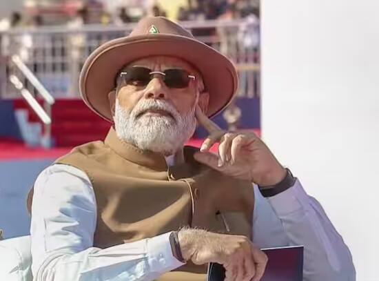 ਭਾਰਤੀ ਹਵਾਈ ਸੈਨਾ, ਭਾਰਤੀ ਜਲ ਸੈਨਾ ਅਤੇ HAL ਦੇ 67 ਲੜਾਕੂ ਜਹਾਜ਼ਾਂ ਅਤੇ ਹੈਲੀਕਾਪਟਰਾਂ ਨੇ ਬੈਂਗਲੁਰੂ ਦੇ ਯੇਲਹੰਕਾ ਏਅਰਬੇਸ 'ਤੇ ਇੱਕ ਰੋਮਾਂਚਕ ਉਡਾਣ-ਡਿਸਪਲੇ ਵਿੱਚ ਹਿੱਸਾ ਲਿਆ। ਇਨ੍ਹਾਂ ਵਿੱਚ ਸਵਦੇਸ਼ੀ ਐਲਸੀਏ-ਤੇਜਸ, ਸੁਖੋਈ, ਮਿਰਾਜ ਅਤੇ ਜੈਗੁਆਰ ਵਰਗੇ ਲੜਾਕੂ ਜਹਾਜ਼ ਸ਼ਾਮਲ ਸਨ, ਜਦੋਂ ਕਿ ਸਵਦੇਸ਼ੀ ਐਲਸੀਏ-ਪ੍ਰਚੰਡਾ, ਏਐਲਐਚ-ਧਰੁਵ ਅਤੇ ਐਲਯੂਐਚ ਵਰਗੇ ਹੈਲੀਕਾਪਟਰਾਂ ਨੇ ਵੀ ਹਿੱਸਾ ਲਿਆ। (ਫੋਟੋ-ਪੀਟੀਆਈ)