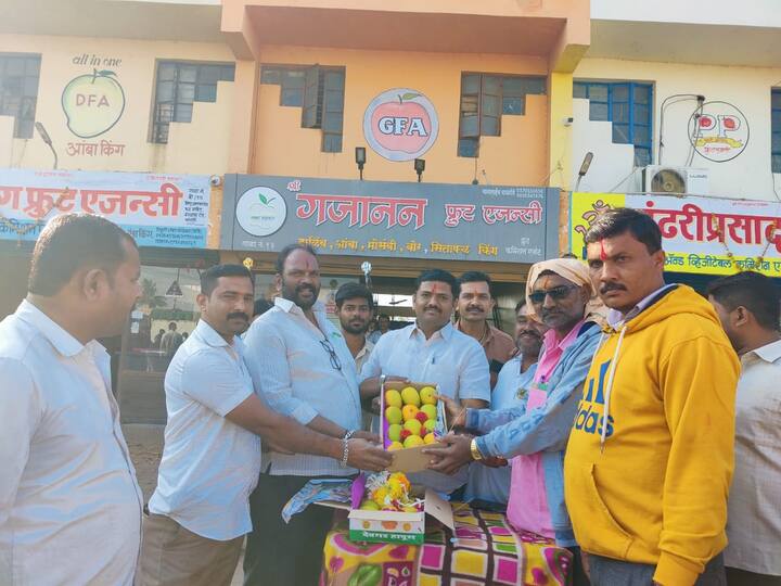 नैसर्गिक आपत्तीमुळे आंब्यांचे आवक कमी होण्याची शक्यता असली तरी दर मात्र चांगला मिळण्याची आंबा उत्पादकांना अपेक्षा आहे.