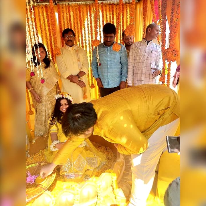 सुरभि आनंद के भाई आरजेडी विधायक चेतन आनंद बहन को हल्दी लगा रहे. भाई के लिए उसकी बहन की शादी सबसे खास होती है. इस दौरान चेतन भी काफी खुश नजर आ रहे हैं.