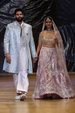 PICS: रैंप पर लहंगा पहन मृणाल ठाकुर ने की कैटवॉक, हाथ थामे चले सिद्धांत चतुर्वेदी, ब्राइडल लुक की चर्चा