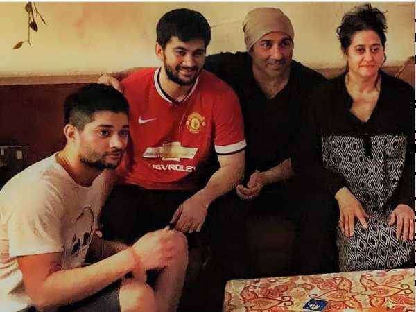 पूजा देओल भले ही सुपरस्टार की पत्नी हो. लेकिन वो हमेशा से ही लाइमलाइट से दूर रहती हैं और सनी देओल की गैर मौजूदगी में अपनी फैमिली को बखूबी संभाली हैं.