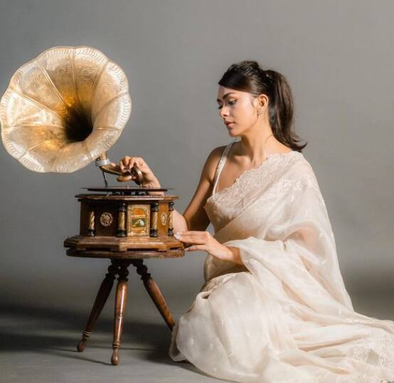 सफेद रंग की इस ऑर्गेनजा साड़ी में मृणाल बहुत ही लाजवाब लग रही हैं, उन्होंने राउंड नेक स्ट्रैपी ब्लाउज पहना है जो उन्हें ग्लैमरस लुक दे रहा है.