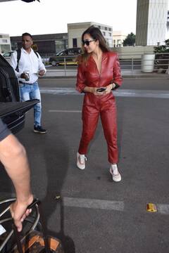 Malaika Arora Pics: वैलेंटाइन डे के दिन एयरपोर्ट पर स्पॉट हुईं मलाइका, रेड लुक में दिखीं बेहद स्टाइलिश
