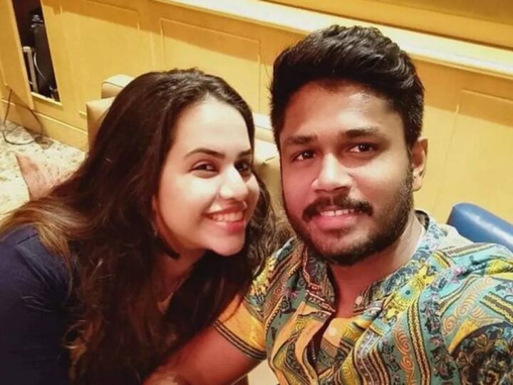 भारतीय विकेटकीपर बल्लेबाज संजू सैमसन की वाइफ का नाम चारूलता सैमसन है. दरअसल, संजू सैमसन ईसाई हैं, जबकि चारूलता हिंदू हैं, लेकिन इसके बावजूद दोनों कपल ने धर्म की दीवार को तोड़ सात फेरे लिए. फिलहाल, दोनों कपल खुशहाल जिंदगी जी रहे हैं. चारूलथा सैमसन अकसर मैच के दौरान स्टेडियम में दिखती हैं. (फोटो क्रेडिट- सोशल मीडिया)