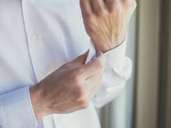 शर्ट्स की आस्तीनों पर दो बटन क्यों लगे होते हैं? स्टाइलिस्ट ने दिया सटीक जवाब