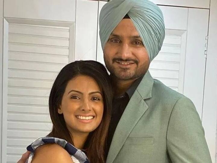 पूर्व भारतीय ऑफ स्पिनर हरभजन सिंह की वाइफ का नाम गीता बसरा है. हरभजन सिंह और गीता बसरा की लव स्टोरी काफी मजेदार है. दरअसल, भारतीय ऑफ स्पिनर एक गाने की शूटिंग के दौरान गीता बसरा से मिले थे. इस दौरान हरभजन सिंह अपना दिल गीता बसरा को दे बैठे. जिसके बाद दोनों कपल ने शादी कर ली. (फोटो क्रेडिट- सोशल मीडिया)
