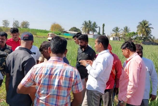 इंदापूर (Indapur) तालुक्यातील टणू गावात बॉम्बसदृश्य सापडलेल्या वस्तूचा स्फोट करून नाश केला आहे.