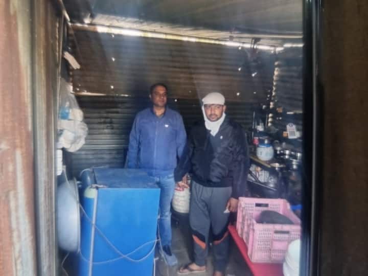 9 की रात को साहिल निक्की से मिला. दोनों कार में थे. काफी दूर गए थे. निक्की ने उस पर शादी का दबाव बनाया. इसी बात पर दोनों के बीच झगड़ा हुआ और साहिल ने उसकी हत्या डेटा केबल से घोंट के कर दी. साहिल उसके शव को को-पैसेंजर सीट पर रख कर ही अपने ढाबे तक लाया था. यहां उसने फ्रिज में शव को छिपा दिया था.
