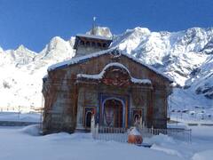 धूप खिलने पर चांदी की तरह चमक रहा केदारनाथ धाम, बर्फ ने किया बाबा का अदभुत श्रृंगार