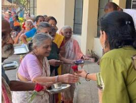 पुण्यात व्हॅलेंटाईन हे मोठ्या उत्साहात साजरा झाला. वृद्धाश्रमातील आजी-आजोबांना गुलाबाची फुलं देत व्हॅलेंटाईन डे साजरा केला.