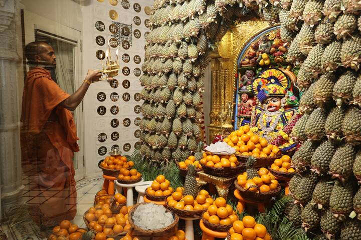 400 કિલો અનાનસ અને 200 કિલો સંતરાથી દાદાનો દિવ્ય શણગાર કરવામાં આવ્યો હતો.