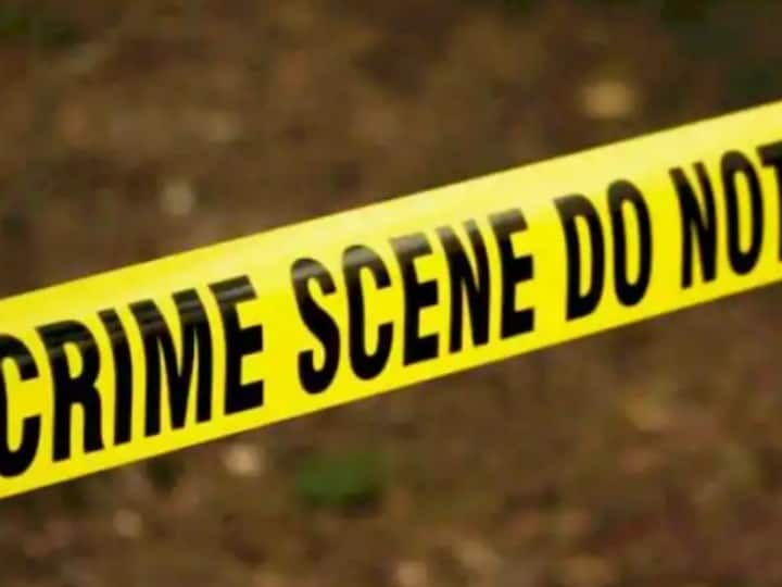 डीसीपी सतीश, क्राइम ब्रांच के मुताबिक, एसीपी राजकुमार की टीम को ये जानकारी मिली है कि मित्राऊं गांव में रहने वाले साहिल गहलोत ने एक लड़की की हत्या की है. इस इंफॉर्मेशन पर हमारी टीम ने काम शुरू किया और साहिल से पूछताछ की निशानदेही पर आज निक्की के शव को साहिल के ढाबे से फ्रिज के अंदर से बरामद किया है. साहिल और निकी यादव दोनों एक दूसरे को 2018 से जानते थे. दोनों ने कोचिंग सेंटर में एक साथ कोचिंग की थी. इसके बाद दोनों कुछ समय तक लिव इन रिलेशनशिप में ही रहे हैं. दोनों के गहरे संबंध थे. साहिल के घर वालों ने इसकी शादी किसी और से तय कर दी थी.9 फरवरी को उसकी मंगनी थी.