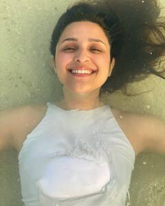 Parineeti Chopra: बोल्ड आणि ब्यूटीफूल... परिणीती चोप्राचा बिकिनीतील हॉट लूक व्हायरल