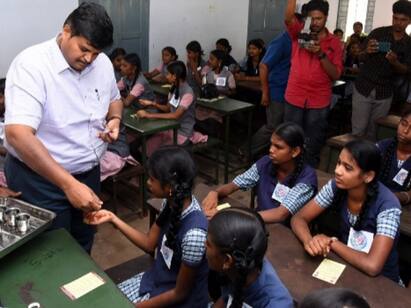 karur news: Iron tablets for anemic students in karur TNN கரூரில் இரத்தசோகை குறைபாடு உள்ள மாணவிகளுக்கு இரும்புச் சத்து மாத்திரை