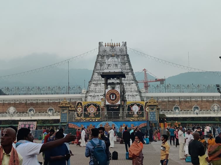 Tirumala Venkateshwara News: Lord Balaji Darshan timings, Hundi income latest updates DNN Tirumala News: తిరుమల శ్రీవారి దర్శనానికి 14 గంటల సమయం, ఈ టికెట్ ఉంటే 3 గంటలే