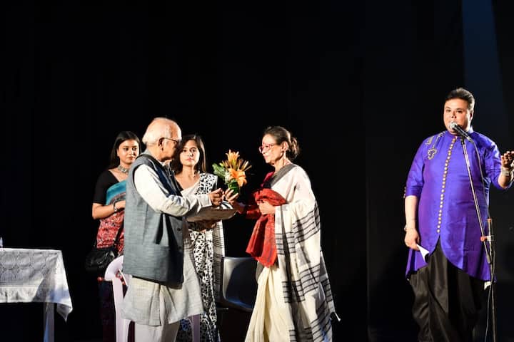 বিশেষ এই দিনটিতে মঞ্চস্থ হল কৌশিক বসুর নির্দেশনায় জনপ্রিয় নাটক 'ও গঙ্গা তুমি বইছো কেন?'