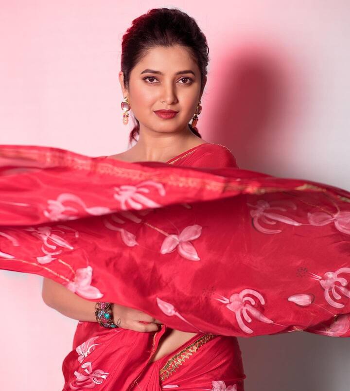 प्राजक्तानं या फोटोला कॅप्शन दिलं, 'तुम्ही स्वत:चा व्हॅलेंटाईन झोन तयार करा. अखिल भारतीय सिंगल संघटनेचे सदस्य. तुम्ही एकटे नाही. मी ही तुमच्यात सहभागी आहे.' (Prajaktta Mali/ Instagram)