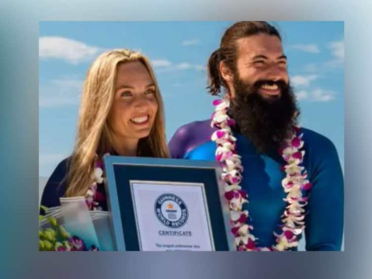 guinness book world record beth neale and miles cloutier celebrate valentine day with longest underwater kiss Guinness World Records: सर्वात जास्त वेळ केलं 'अंडर वॉटर किस'; जोडप्यानं 'व्हॅलेंटाईन डे'ला केला विश्व विक्रम