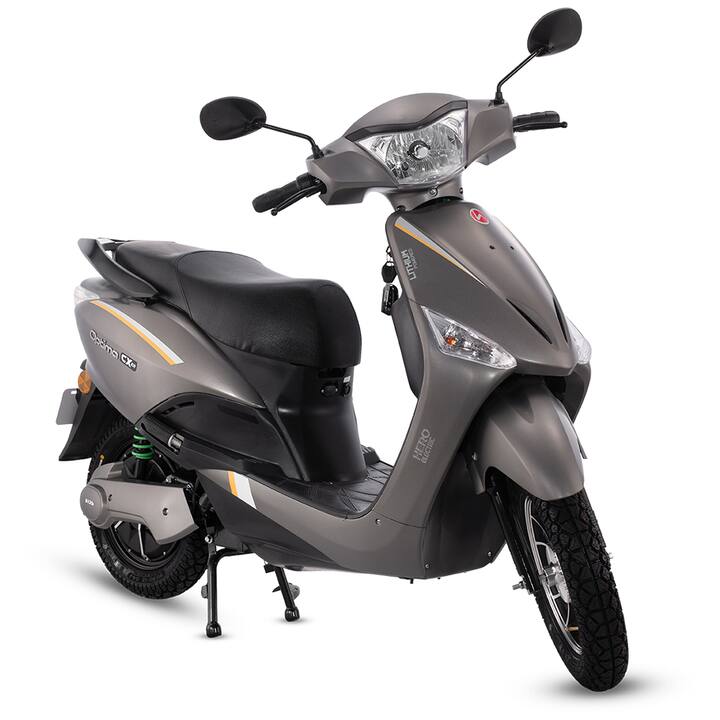 एक लाख के बजट वाले इलेक्ट्रिक स्कूटर्स की लिस्ट में पहले नंबर पर हीरो मोटोकॉर्प का हीरो ऑप्टिमा सीएक्स स्कूटर का नाम आता है. इसे 77,490 रुपये एक्स-शोरूम की कीमत में खरीदा जा सकता है. हीरो ऑप्टिमा स्कूटर सिंगल चार्ज पर 140 किलोमीटर तक की रेंज देने में सक्षम है और इसकी टॉप स्पीड 45 किमी/घंटे की है.