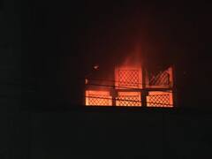 Delhi की एक फैक्ट्री में लगी भयंकर आग, मौके पर दमकल की 8 गाड़ियां मौजूद