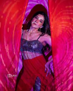 Sakshi Agarwal : 'என்ன விலை அழகே..’ காதலர் தினத்தன்று சிகப்பு நிற உடையில் ரசிகர்களை அசர வைத்த சாக்‌ஷி!