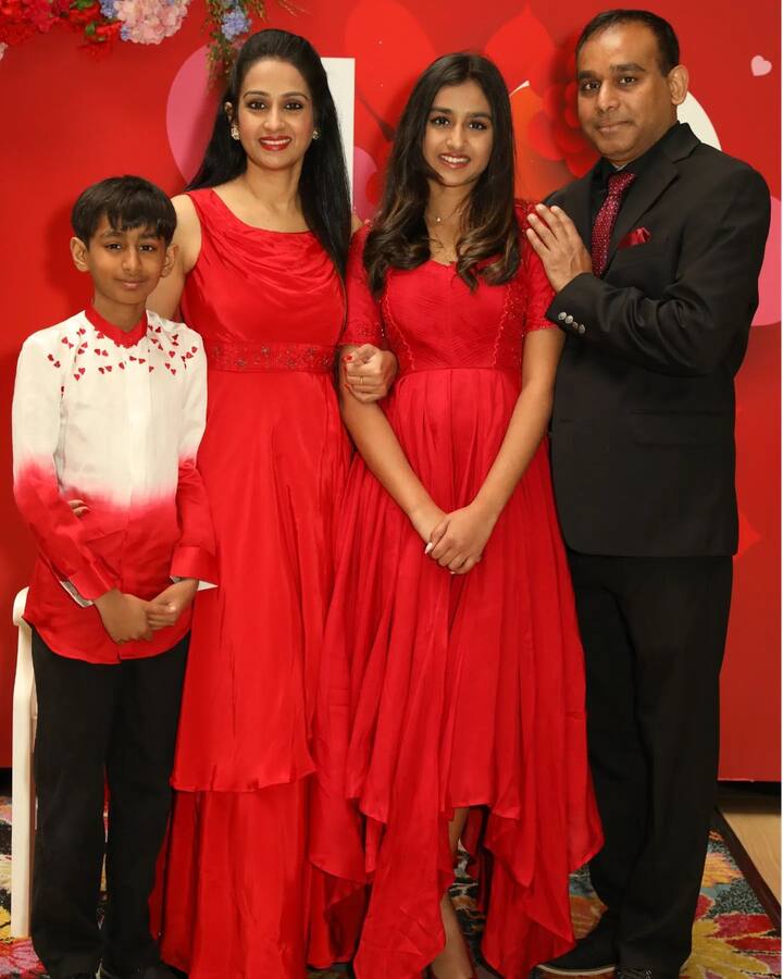 లయ.. మనకు ఠక్కున గుర్తుకొచ్చేది ‘స్వయంవరం’ మూవీనే. ఆ తర్వాత ‘ప్రేమించు’, ‘నీ ప్రేమకై’, ‘హనుమాన్ జంక్షన్’ వంటి సినిమాలతో తెలుగు అభిమానులకు మరింత దగ్గరైంది. లయ. ఆ తర్వాత సినిమాలకు వీడ్కోలు చెప్పి.. పెళ్లి చేసుకుని ఇప్పుడు అమెరికాలో సెటిలైంది. 2018లో విడుదలైన రవితేజ, ఇలియానా మూవీ ‘అమర్ అక్బర్ ఆంటోని’ మూవీ తర్వాత మళ్లీ లయ నటించలేదు. ఆ మూవీలో లయ కుమార్తె కూడా నటించింది. ఇప్పుడు ఆమె పిల్లలు చాలా పెద్దవాళ్లయ్యారు. తాజాగా లయ షేర్ చేసుకున్న ఫ్యామిలీ ఫొటోలు చూస్తే మీరూ ఆశ్చర్యపోతారు. అన్నట్టు.. లయ సినిమాలకు దూరమైనా, నటన, డ్యాన్స్‌పై మాత్రం ప్రేమను చంపుకోలేదు. ఇప్పటికీ ఆమె సోషల్ మీడియా ద్వారా తన ప్రతిభను కనబరుస్తూనే ఉంది. బోలెడన్ని డ్యాన్స్ వీడియోలను అభిమానులతో షేర్ చేసుకుంటూ.. అలరిస్తోంది. - Image Credit: Laya/Instagram