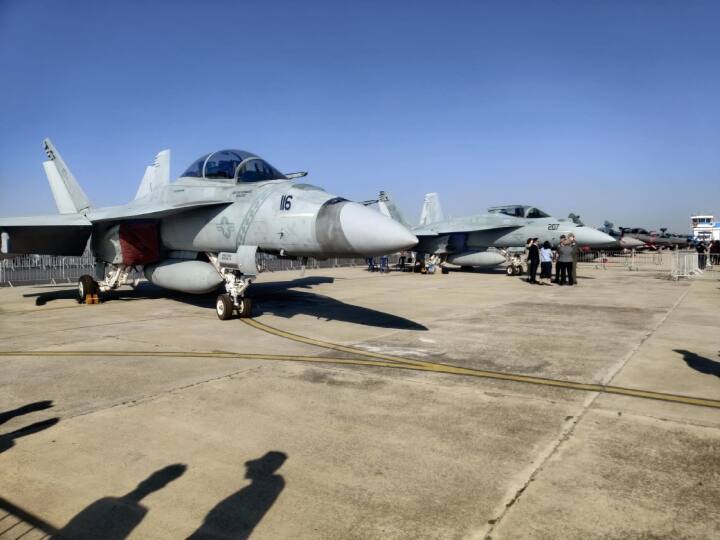 Aero India 2023: एफ-18 सुपर होरनेट एयरक्राफ्ट पहुंचा एयरो इंडिया शो में, मूवी टॉप गन में टॉम क्रूज का क्रेजी स्टाइल F18 Super Hornet aircraft flown by Tom Cruise in Hollywood Top Gun reached in Aero India 2023 ann Aero India 2023: एफ-18 सुपर होरनेट एयरक्राफ्ट पहुंचा एयरो इंडिया शो में, मूवी टॉप गन में टॉम क्रूज का क्रेजी स्टाइल