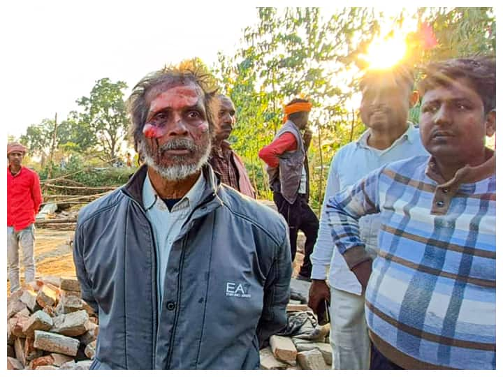 Kanpur Dehat Demolition Mother Daughter burnt alive during Bulldozer Action father says DM and SP refuse to talk 'डीएम ने मिलने से किया इनकार, एसपी साहब ने भगा दिया...' पत्नी और बेटी के जिंदा जलने के बाद छलका पीड़ित का दर्द