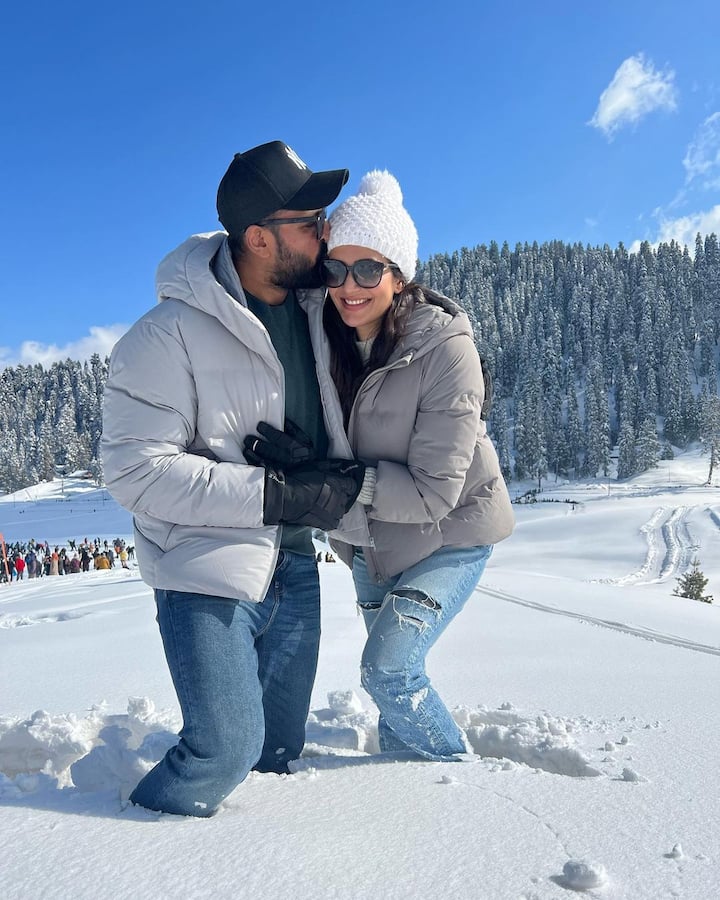 The couple are seen enjoying a snowy Valentines Day in Kashmir, while being sunk in knee-deep snow. (Image Source: Instagram)