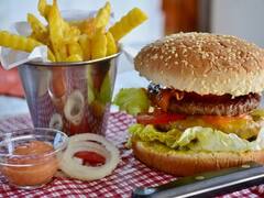 Junk Food : துரித உணவுகளை தொடர்ந்து சாப்பிடுவதனால் ஏற்படும் உடல் ரீதியான பிரச்சினைகள்