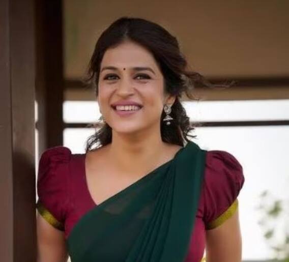 श्रद्धा दासचा साडी लूक