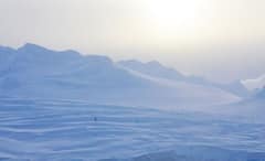 Antarctica Facts: ২ কিলোমিটার পুরু বরফের আস্তরণ, তার নিচে আস্ত পর্বতমালা! বিস্ময় জাগায় আন্টার্কটিকা!