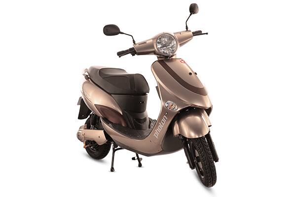 इस लिस्ट में दूसरे नंबर पर हीरो का एक और इलेक्ट्रिक स्कूटर हीरो इलेक्ट्रिक फोटोन एचएक्स भी मौजूद है. हीरो के इस इलेक्ट्रिक स्कूटर की कीमत 72,240 रुपये है. सिंगल चार्ज पर ये इलेक्ट्रिक स्कूटर 108 किमी तक की दूर तय करने में सक्षम है और इसकी टॉप स्पीड 45 किमी/घंटा है.