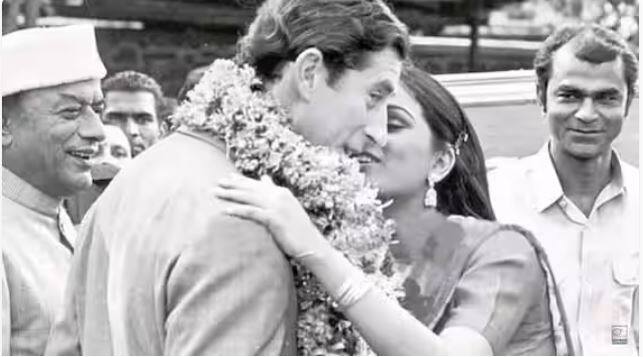 ਜਾਣਕਾਰੀ ਲਈ ਦੱਸ ਦੇਈਏ ਕਿ ਕਾਫੀ ਸਮਾਂ ਪਹਿਲਾਂ ਜਦੋਂ ਪ੍ਰਿੰਸ ਚਾਰਲਸ ਮੁੰਬਈ ਆਏ ਸਨ ਤਾਂ ਉਹ ਦੇਖਣਾ ਚਾਹੁੰਦੇ ਸਨ ਕਿ ਭਾਰਤ ਵਿੱਚ ਫਿਲਮਾਂ ਦੀ ਸ਼ੂਟਿੰਗ ਕਿਵੇਂ ਹੁੰਦੀ ਹੈ। ਜਿਸ ਕਾਰਨ ਉਹ ਇੱਕ ਬਾਲੀਵੁੱਡ ਫਿਲਮ ਦੀ ਸ਼ੂਟਿੰਗ ਦੇਖਣ ਪਹੁੰਚ ਗਏ ਸੀ।