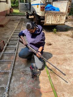 खरी हिम्मतवान! 30 फूट खोल विहिरीतून महिलेने केली बिबट्याची सुटका, एकाच पिंजऱ्यात होते दोघेजण