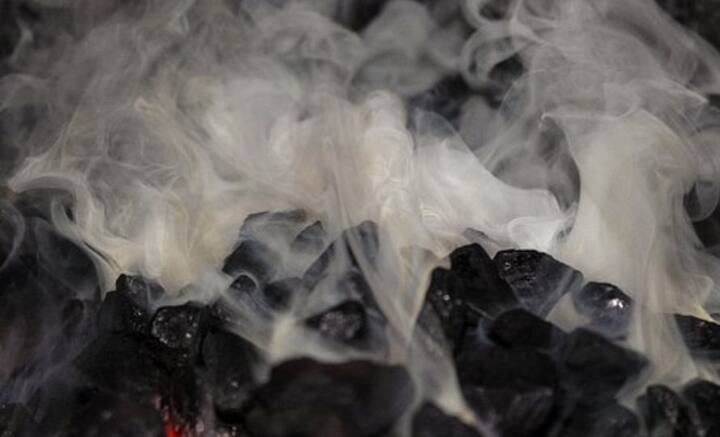 কিন্তু কয়লার গুণাগুণে যেমন উপকৃত গোয়া বিশ্ব, তেমনই বাতাসে বিষ ছড়ানোর জন্যও জ্বালানি হিসেবে কয়লার ব্যবহারকে দায়ী করা হয়। বিশ্ব উষ্ণায়ন আজকের দিনে সবচেয়ে বড় সমস্যা জ্বালানির হিসেবে কয়লার ব্যবহার। কয়লার আগুন থেকে নির্গত ধোঁয়াই দূষণের সবচেয়ে বড় কারণ। এই কয়লার উৎপত্তি কোথা থেকে, তাও জেনে রাখা জরুরি।