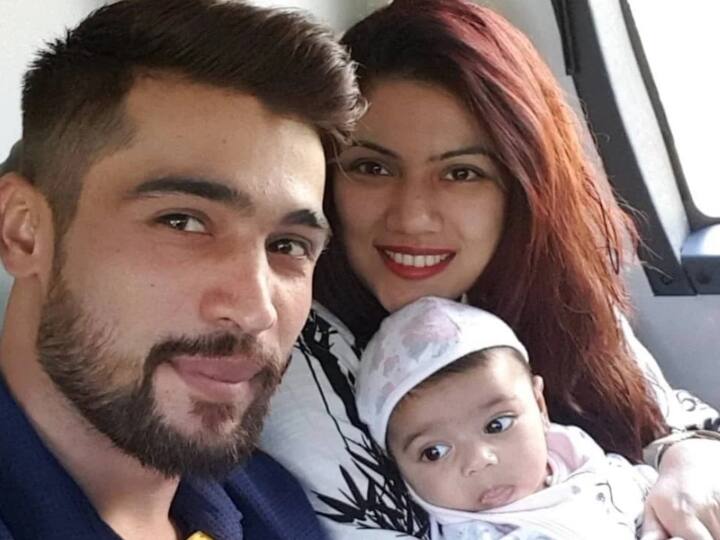 पाकिस्तान टीम के तेज गेंदबाज मोहम्मद आमिर की लव स्टोरी बेहद दिलचस्प है. दरअसल, इस तेज गेंदबाज को अपनी वकील से प्यार हो गया था. जिसके बाद दोनों ने निकाह कर लिया. फिलहाल, मोहम्मद आमिर इंटरनेशनल क्रिकेट को अलविदा कह चुके हैं. हालांकि, मोहम्मद आमिर कई टी20 लीगों में अब भी खेल रहे हैं. (फोटो क्रेडिट- सोशल मीडिया)