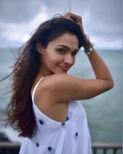 Andrea Jeremiah: ఈ గాయని కమ్ నటి అందాల రాక్షసి