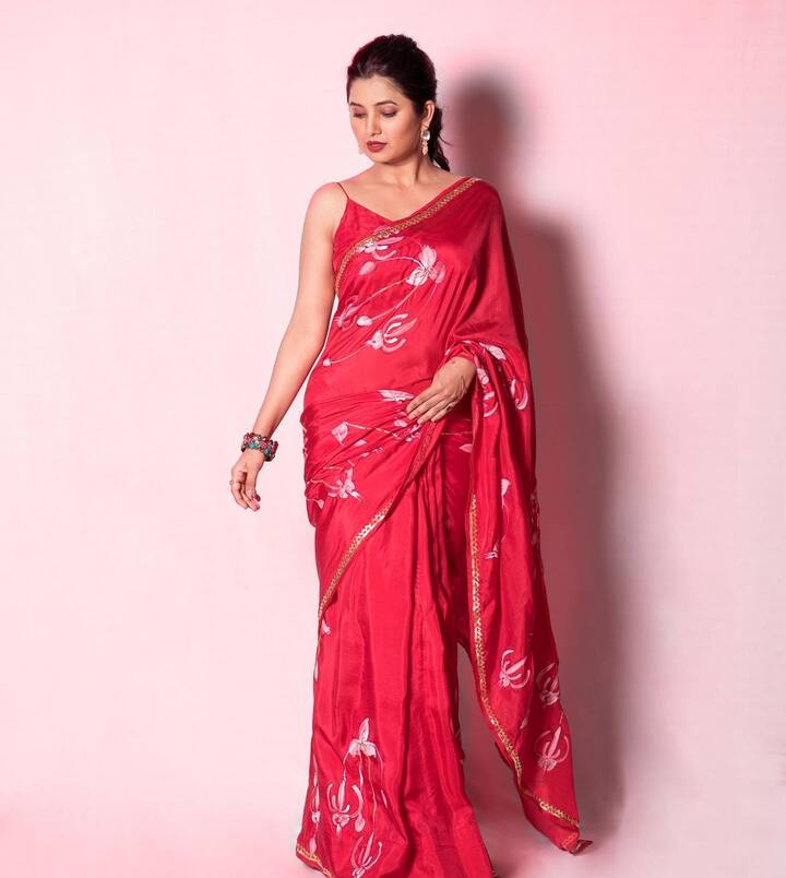 प्राजक्तानं पिंक साडी आणि स्टोनची ज्वेलरी अशा लूकमधील फोटो प्राजक्तानं शेअर केले. (Prajaktta Mali/ Instagram)