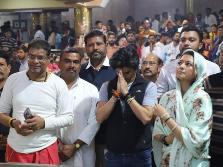 Shiv Navratri 2023: शिव नवरात्रि के दौरान Jyotiraditya Scindia के परिवार ने उज्जैन पहुंचकर बाबा महाकाल की पूजा की. उज्जैन जाने से पहले ज्योतिरादित्य सिंधिया इंदौर में जी-20 की बैठक में शामिल हुए.