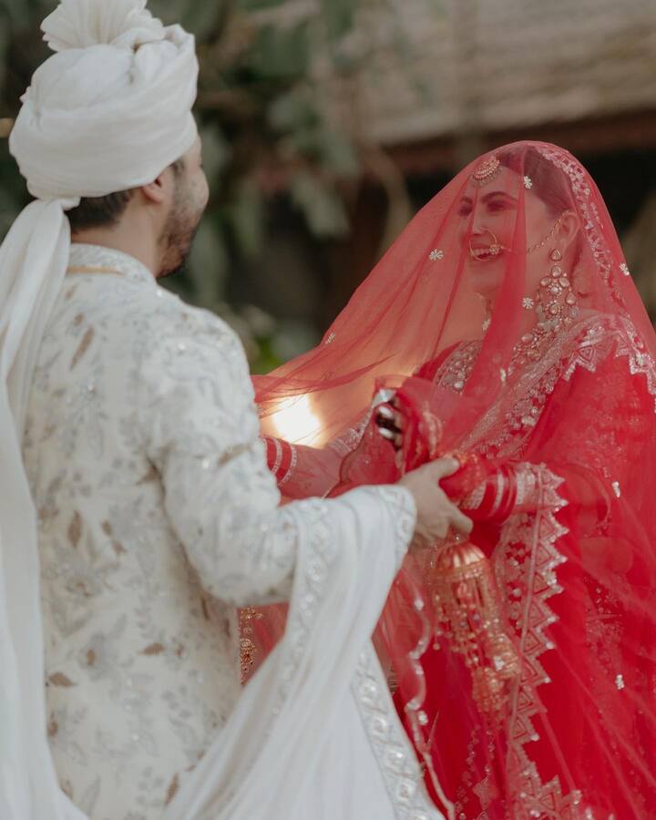 Her hands were filled with bangles, bracelets with rings and lovely golden kaleeras. (Image Source: Instagram)