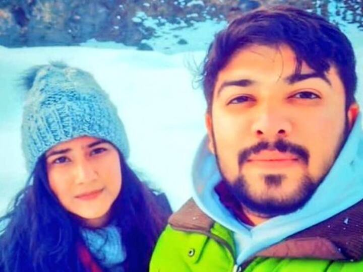 निक्की यादव झज्जर, हरियाणा की रहने वाली है और वो उत्तम नगर में मेडिकल की तैयारी करने के लिए जाती थी. इस दौरान दोनों एक ही बस से जाते थे और दोनों के बीच दोस्ती हुई थी. इसके बाद साहिल ने ग्रेटर नोएडा स्थित गलगोटिया यूनिवर्सिटी में डी फार्मा कोर्स में दाखिला लिया. उसी यूनिवर्सिटी में निक्की ने भी इंग्लिश ओनर्स में दाखिला ले लिया. दोनों ग्रेटर नोएडा में ही एक साथ रहने लगे और इस दौरान वे ऋषिकेश आदि जगहों पर घूमने भी गए. लॉकडाउन के दौरान दोनों अपने-अपने घर लौट गए.