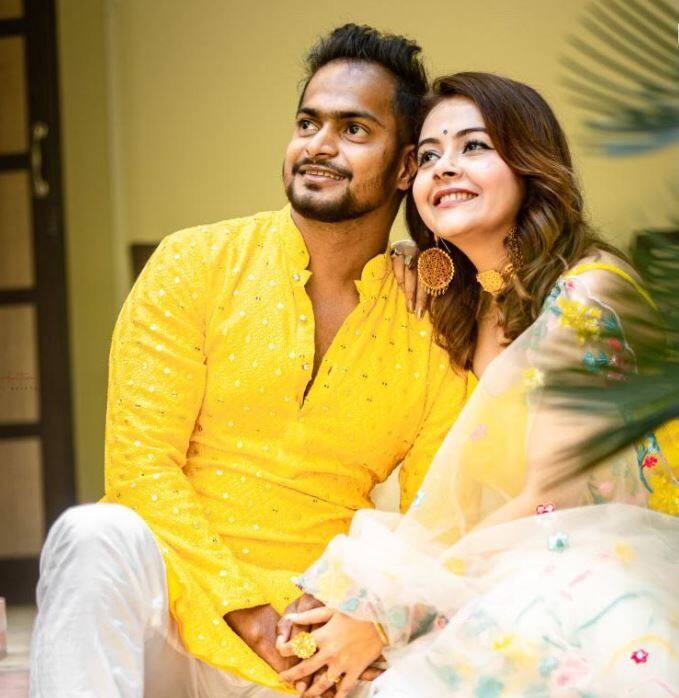 Devoleena Bhattacharjee On Valentine Day: देवोलीना भट्टाचार्जी ने पति शाहनवाज शेख को वैलेंटाइन डे विश करते हुए एक वीडियो इंस्टा पर पोस्ट किया है, साथ ही इसे मजेदार कैप्शन दिया है. उन्होंने लिखा, “क्योंकि वैलेंटाइन डे है, तो मुझे पता है कि गिफ्ट लेने का बहाना है.”