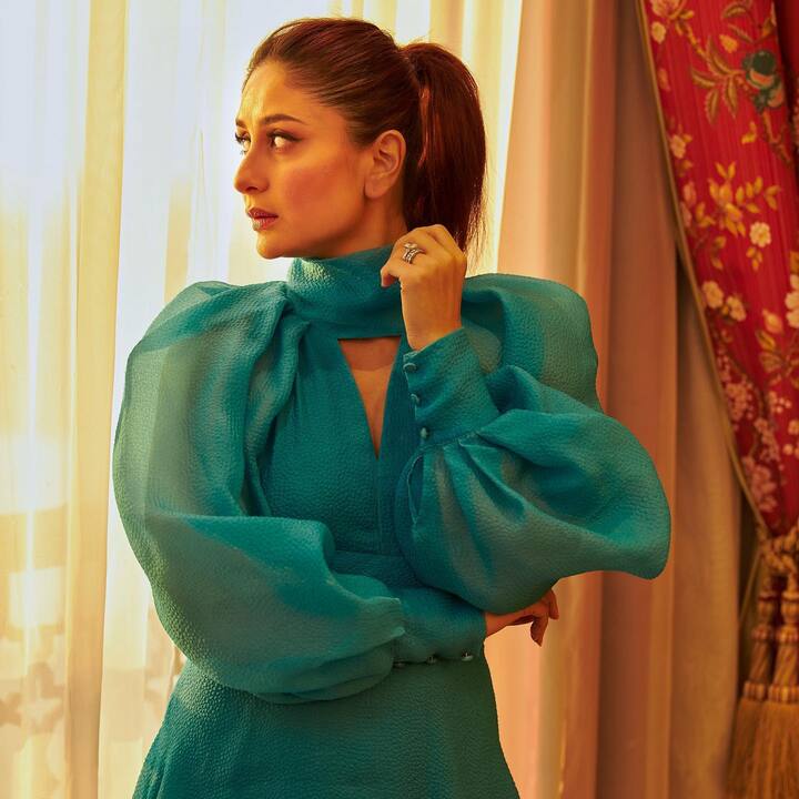 करीना कपूर वैलेंटाइन डे पर फैमिली डे मनाती हुई नजर आई और उन्होंने काफी खूबसूरत तस्वीरें अपने ससुराल वालों के साथ में शेयर भी की. (Photo- Instagram)