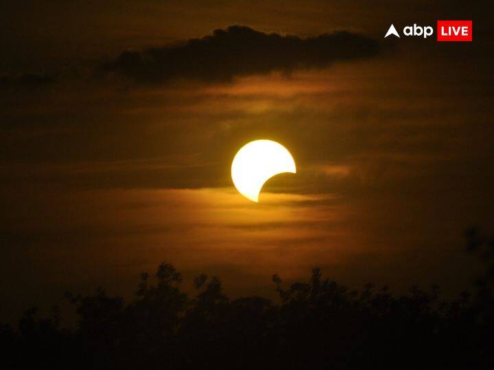 ग्रहण एक महत्वपूर्ण खगोलिय घटना है. ज्योतिष शास्त्र में भी ग्रहण को विशेष महत्व दिया गया है. धार्मिक रूप से सूर्यग्रहण को शुभ घटना नहीं माना जाता है क्योंकि यह वह समय होता है जब सूर्य के ऊपर राहु का प्रभाव बढ़ जाता है और सूरज ग्रसित हो जाता है.