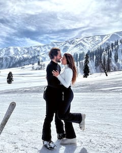 Shama Sikander Photos: कड़कती ठंड में विदेशी पति के साथ पतली सी साड़ी में नजर आई शमा सिकंदर, दिल थाम कर देखें फोटोज