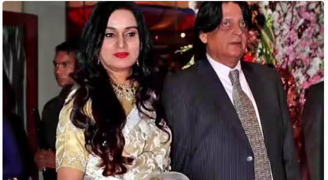 ਇਸ ਦੇ ਨਾਲ ਹੀ ਇਸ ਫਿਲਮ ਦੀ ਮੁੱਖ ਅਦਾਕਾਰਾ ਪਦਮਿਨੀ ਕੋਲਹਾਪੁਰੀ ਨੇ ਉਨ੍ਹਾਂ ਦਾ ਹਾਰ ਪਾ ਕੇ ਸਵਾਗਤ ਕੀਤਾ ਪਰ ਹੱਦ ਉਦੋਂ ਹੋ ਗਈ ਜਦੋਂ ਅਭਿਨੇਤਰੀ ਨੇ ਪ੍ਰਿੰਸ ਚਾਰਲਸ ਨੂੰ ਮਾਲਾ ਪਹਿਨਾਉਂਦੇ ਹੀ ਉਸ ਨੂੰ ਕਿਸ ਕੀਤਾ।