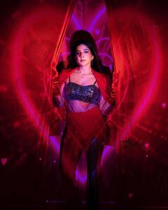 Sakshi Agarwal : 'என்ன விலை அழகே..’ காதலர் தினத்தன்று சிகப்பு நிற உடையில் ரசிகர்களை அசர வைத்த சாக்‌ஷி!