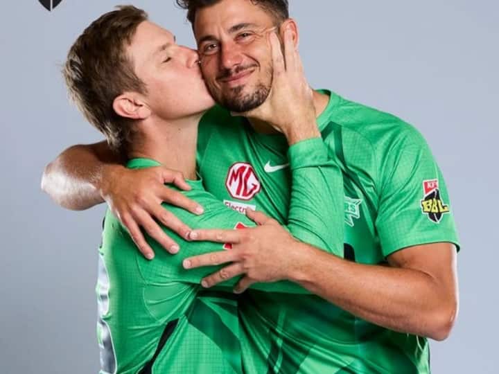 Kissing photo of Australian cricket team players Adam Zampa and Marcus Stoinis goes viral on Valentine Day Valentine Day: वैलेंटाइन डे पर ऑस्ट्रेलिया के दो स्टार पुरूष क्रिकेटर का 'किसिंग' फोटो हुआ वायरल, देखें