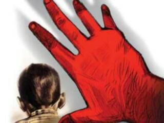 Crime News: इलाज के नाम पर दो महीने की बच्ची को गरम रॉड से दागा, हकीम को पुलिस ने किया गिरफ्तार